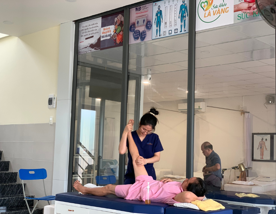 CỨNG KHỚP GỐI SAU PHẪU THUẬT ĐỨT DÂY CHẰNG Phòng Khám MB Laser ĐỒNG XOÀI